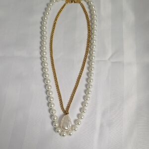Elegant Gold and Pearl Necklace